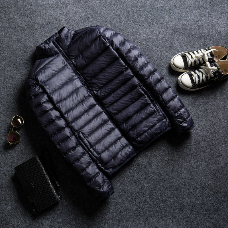 Kurze, ultradünne Daunenjacke mit Stehkragen und Kapuze für Herren