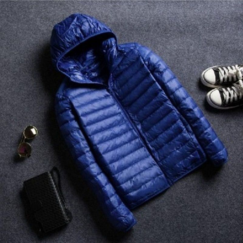 Kurze, ultradünne Daunenjacke mit Stehkragen und Kapuze für Herren