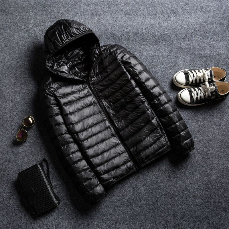 Kurze, ultradünne Daunenjacke mit Stehkragen und Kapuze für Herren