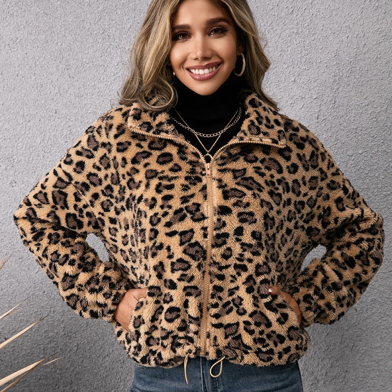 Pelzige Jacke mit Revers und Reißverschluss für Damen mit Leopardenmuster