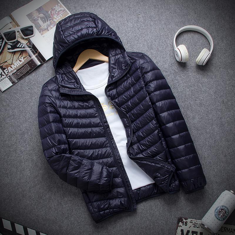 Kurze, ultradünne Daunenjacke mit Stehkragen und Kapuze für Herren