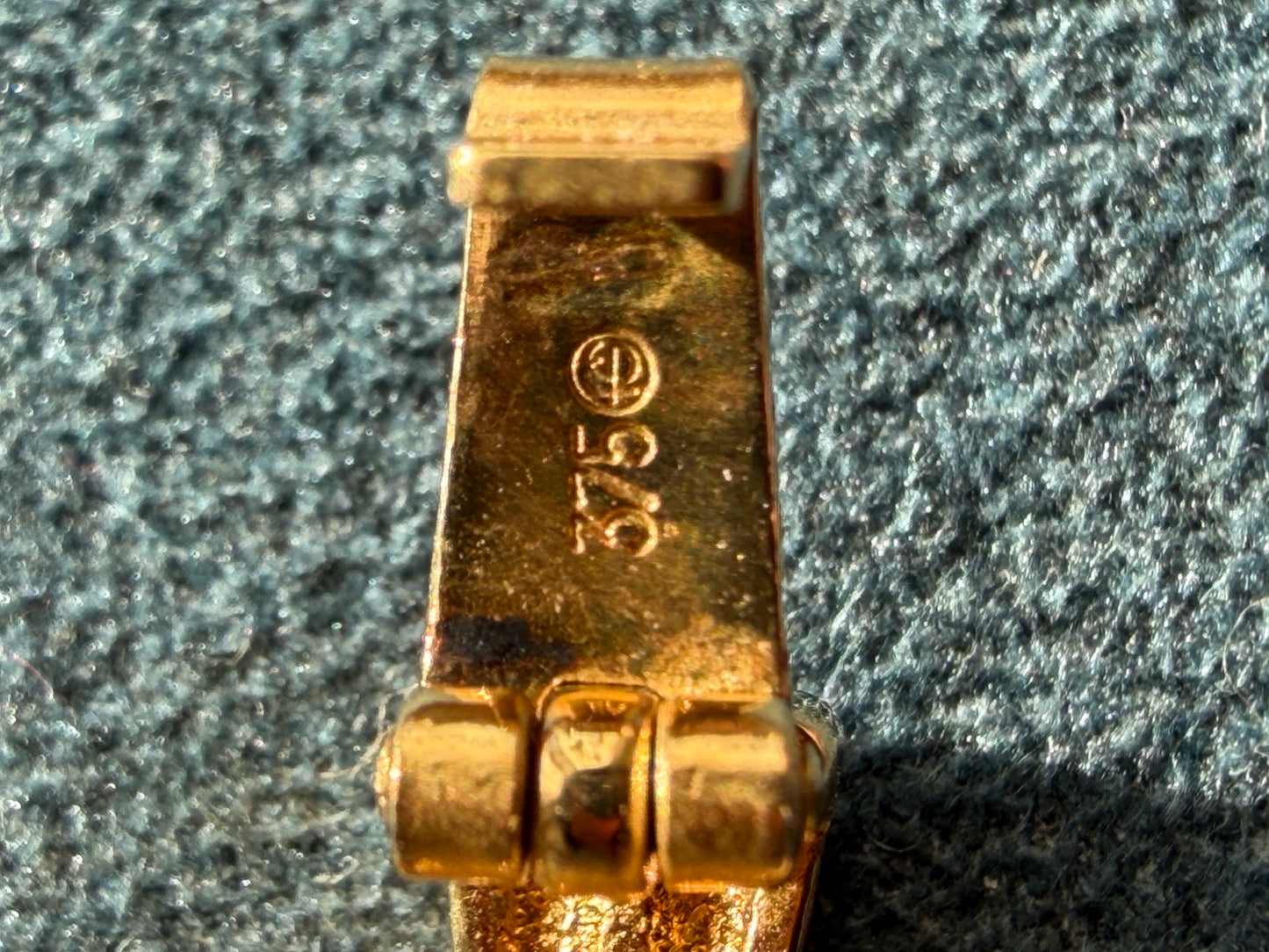 Goldanhänger an Kautschukkette mit Goldverschluss "OUTIFIT"