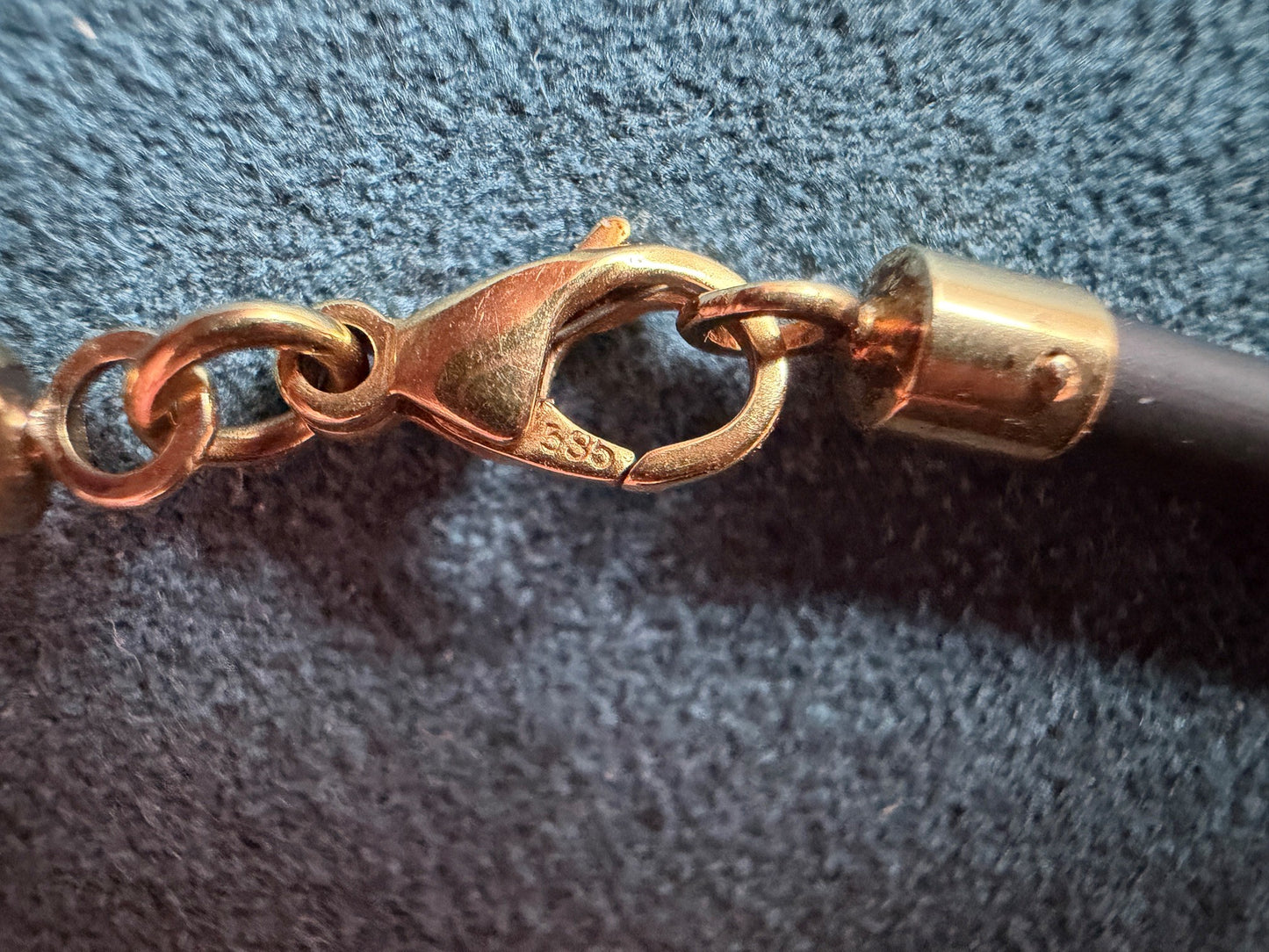 Goldanhänger an Kautschukkette mit Goldverschluss "OUTIFIT"