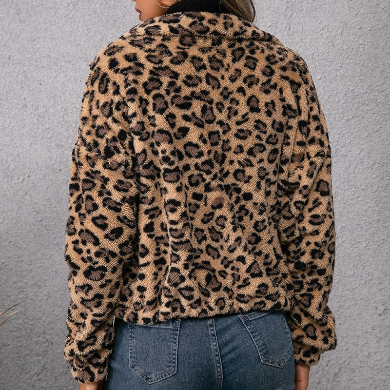 Pelzige Jacke mit Revers und Reißverschluss für Damen mit Leopardenmuster