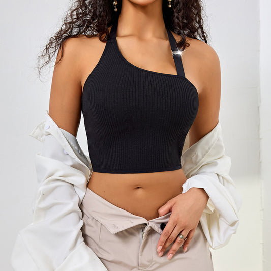 One-Shoulder-Halter-Top mit bauchfreiem, einseitig schulterfreiem Design.