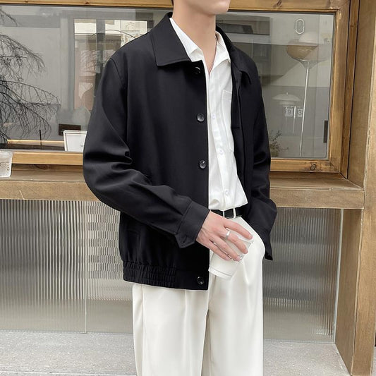 Kurze Herrenjacke, lässiger und minimalistischer Trend