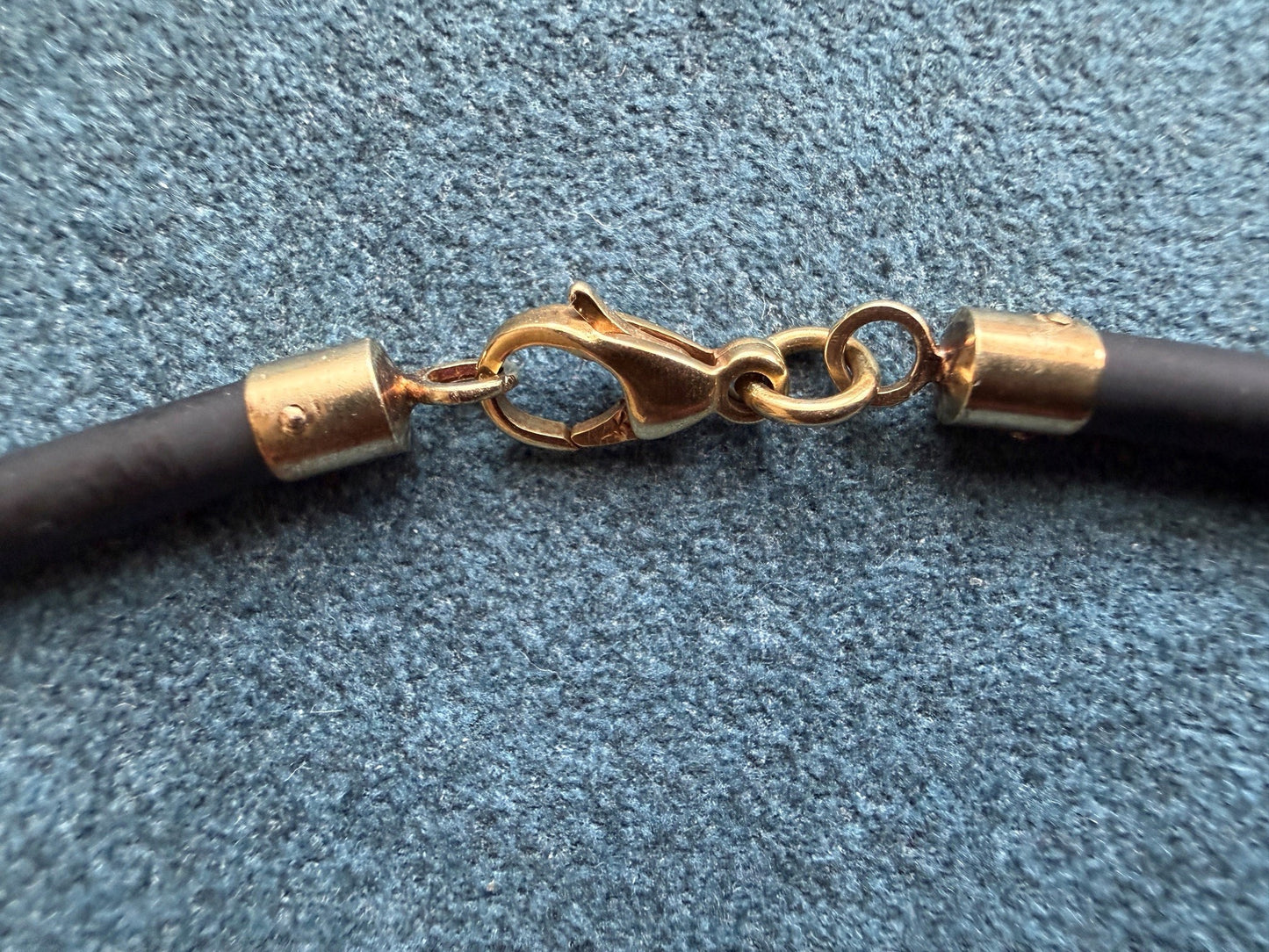 Goldanhänger an Kautschukkette mit Goldverschluss "OUTIFIT"